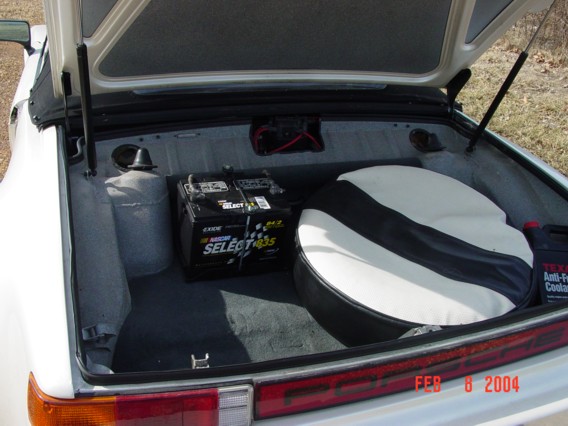 White Porsche 004 inside trunk.jpg (61278 bytes)